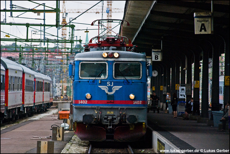Rc 1402 f�hrt mit einem IC aus Stockholm in den Bahnhof G�teborg C ein.