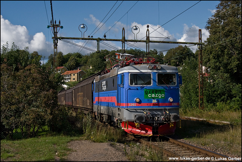 Rm 1261 zieht einen G�terzug durch den Bahnhof Ljungskile.