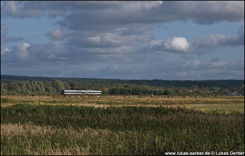 Am anderen Ende von Var�backa entschwindet ein �resundt�g nach G�teborg.