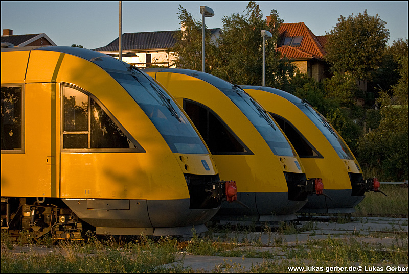 Drei abgestellte Lint der Lokalbanen sonnen sich in der Abendsonne.